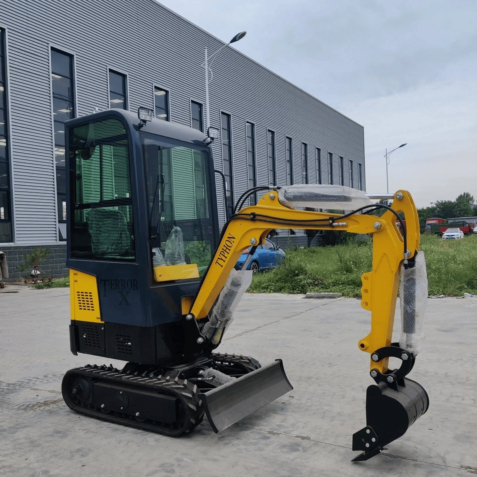 TYPHON Terror X Mini Excavator – 2,500 lb with Cabin